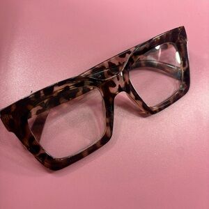 Trendy leopard glasses